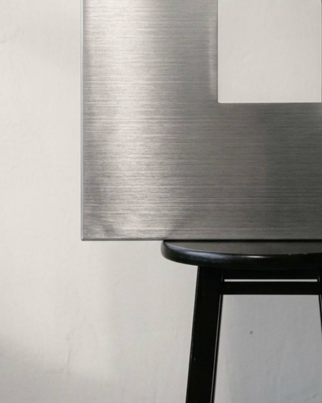 Pieza de aluminio sobre un banco